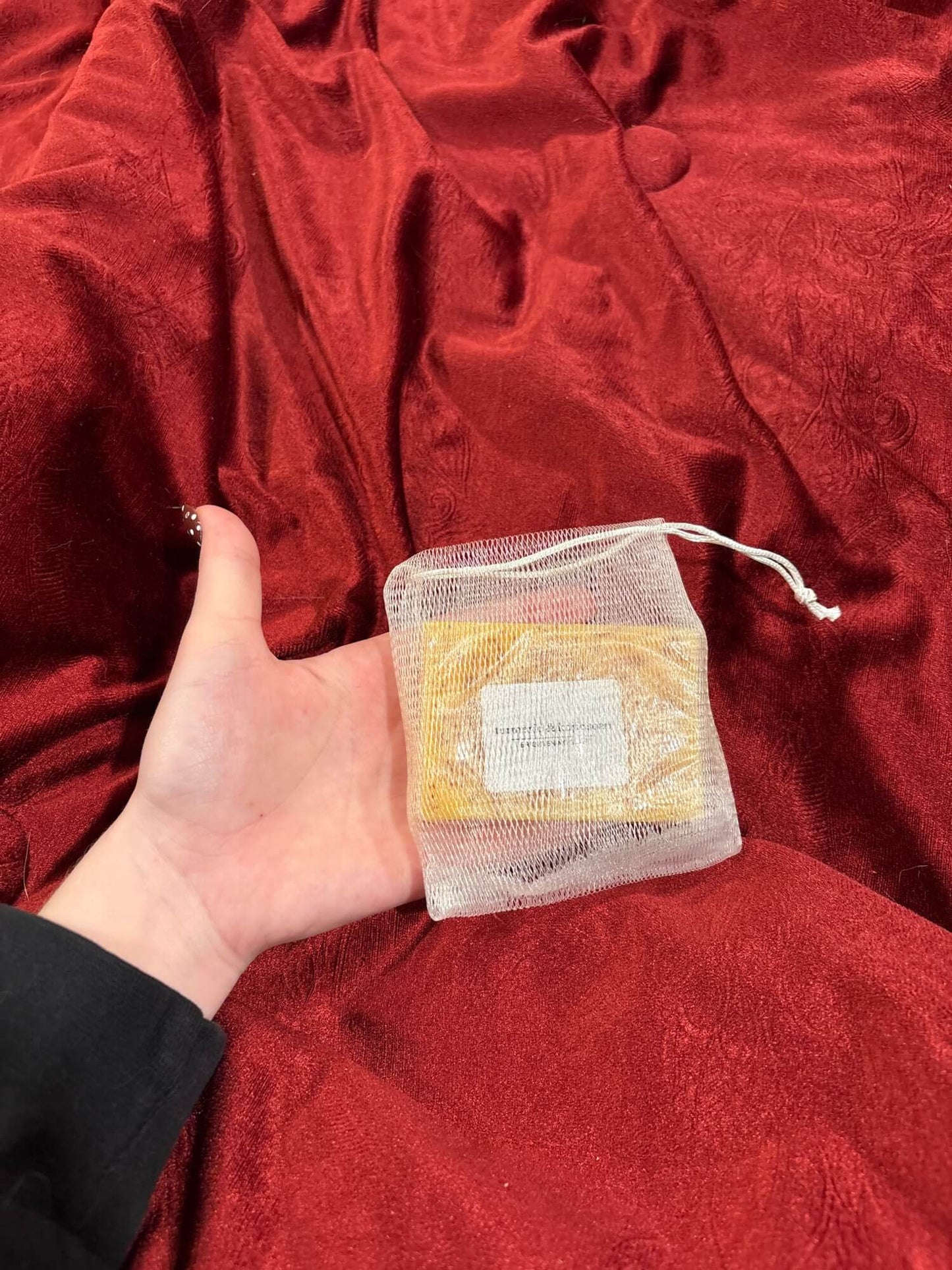 Jabón Exfoliante Luz de Oro 2x1 - Aclara manchas y renueva tu piel